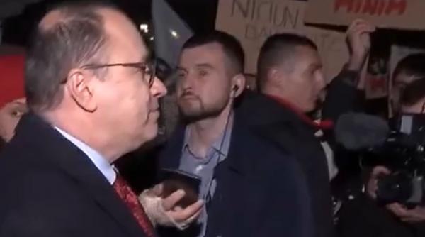 Noul ministru al Educației a apărut în mijlocul studenților care protestează în Capitală față de tăierea burselor. Ei au scandat "6%"