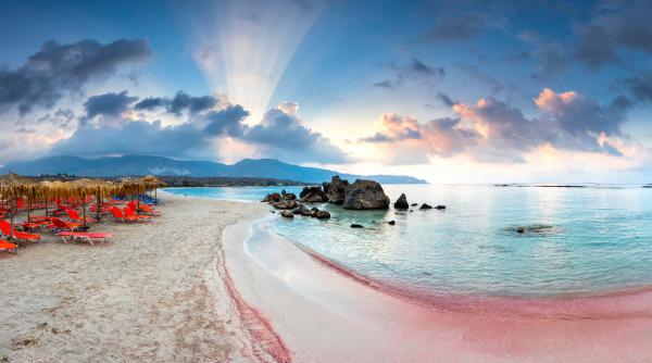 plaja de vis din europa unde nisipul este roz desemnata a doua cea mai frumoasa din lume este la doar doua ore de zbor din bucuresti