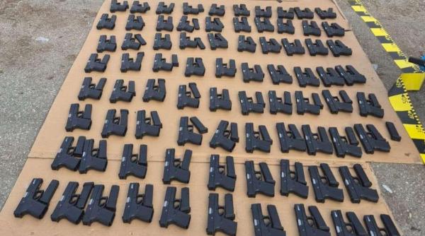 un adevarat arsenal descoperit de politistii de frontiera din calafat unde voia sa ajunga soferul turc prins cu peste 100 de pistoale