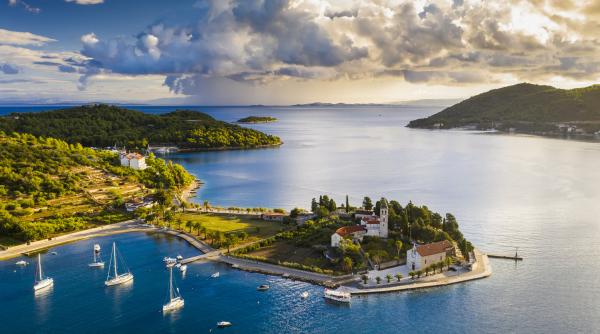 10 insule spectaculoase din Europa unde poți uita de aglomerația turistică. Sunt puțin cunoscute și perfecte pentru o vacanță liniștită