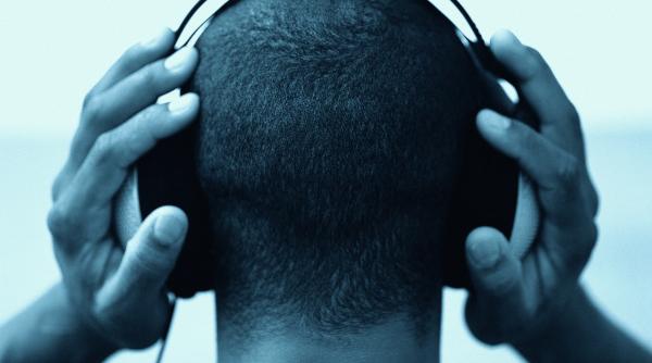 Căştile cu fir revin la modă, în forţă. Conexiunea prin Bluetooth, abandonată: de la un sunet mai bun la revoluţia anti-tehnologică