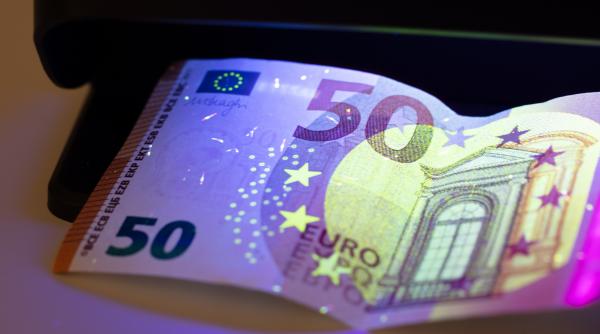 Cum deosebim o bancnotă reală de una falsă. Tot mai mulți români pică în plasa escrocilor