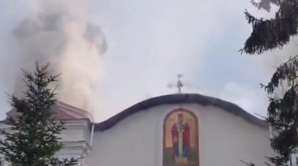 Incendiu puternic la o biserică monument istoric din Prahova: Oamenii erau la slujbă. Traficul pe DN1 e restricționat