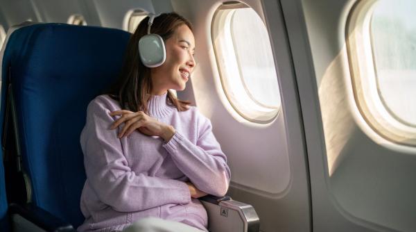 O companie aeriană introduce sancțiuni pentru pasagerii care ascultă muzică fără căști în timpul zborului