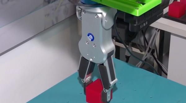 Premieră tech în România. Un robot industrial, care răspunde exclusiv la comenzi vocale, a fost dezvoltat de studenți: „Îi spui direct”