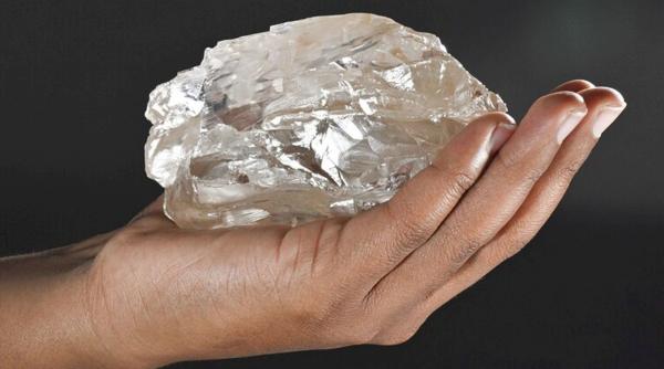 China creează în laborator primul diamant hexagonal, întâlnit natural doar în meteoriți. Cum ar putea revoluționa industria