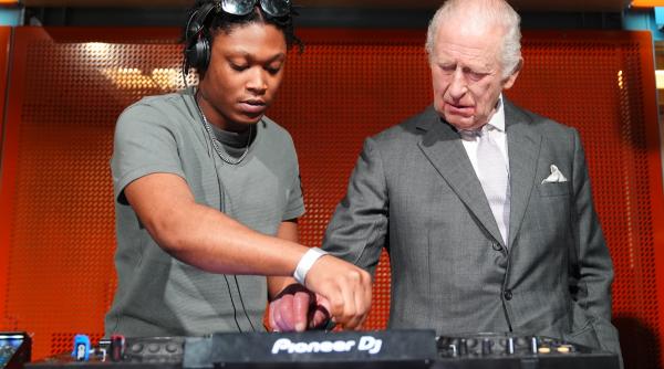 regele charles a urcat la pupitrul de dj si a pus muzica la un eveniment in manchester era fascinat de toate butoanele