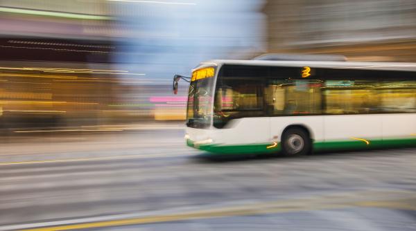 Un adolescent de 15 ani a furat un autobuz și a condus 130 de kilometri doar pentru a-și duce iubita la școală