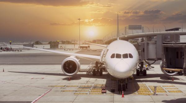 Avioanele companiei Emirates zboară aproape goale către Dubai. Înainte de război, compania avea 500 de curse pe zi