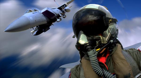 avioanele f 15e strike eagle folosite in cadrul operatiunii epic fury pot zbura cu viteze de 2 5 ori mai mari decat cea a sunetului