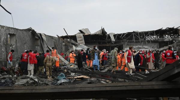 cel putin 400 de morti dupa ce pakistanul a bombardat noaptea un spital din kabul salvatorii cauta inca supravietuitori sub daramaturi