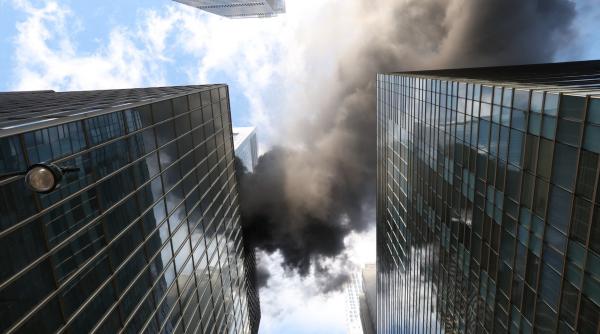 incendiu puternic intr un zgarie nori din manhattan chiar inainte de parada de sf patrick coloana de fum se ridica peste new york