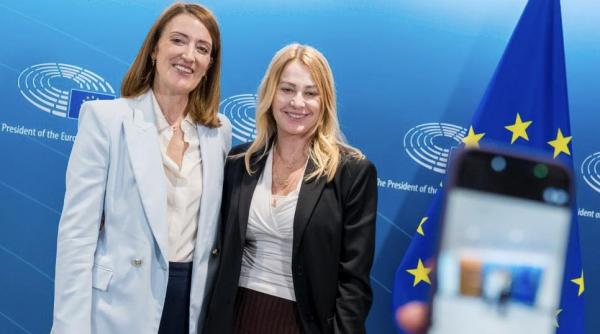 Nadia Comăneci, omagiată în PE la 50 de ani de la primul 10 obţinut la Olimpiada de la Montreal. S-a întâlnit cu Roberta Metsola