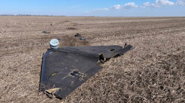 O dronă a fost găsită pe un câmp din Republica Moldova. "Este activǎ și conține un dispozitiv explozibil"