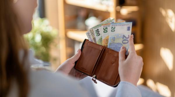 O țară din UE anunță că va majora salariul minim la peste 880 euro, din 1 aprilie 2026