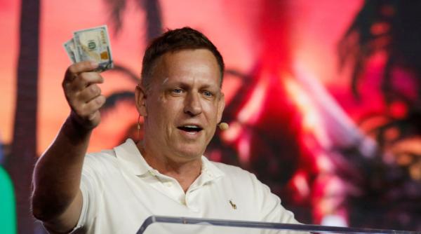 Peter Thiel se străduiește să-i convingă pe miliardari să renunțe la „Pactul Dărniciei”. Și s-ar putea să reușească