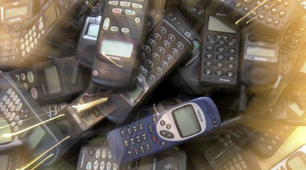Românii nu se despart de telefoanele "cu butoane" din tinerețe. De ce țin la sertar modele precum Nokia 6210 sau Ericsson 628