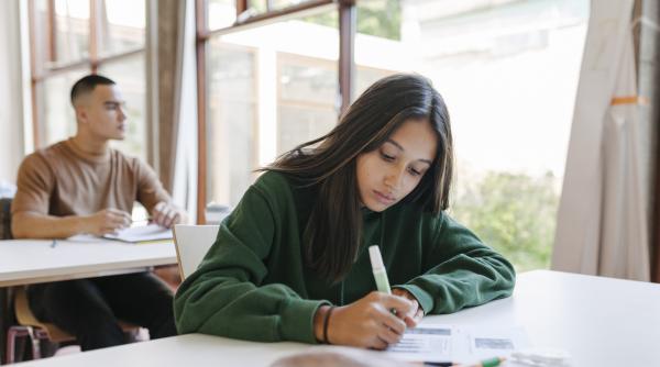 Simulare Evaluare Naţională 2026. Elevii susțin marţi proba scrisă la Matematică, în timp ce unii dintre profesori continuă boicotul