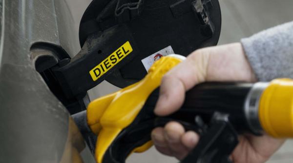 soferii romani si greci fac cozi in bulgaria pentru benzina ieftina cat se economiseste la pompa