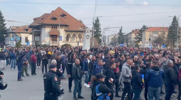 Sute de mineri protestează la sediul Complexului Energetic Oltenia din Târgu Jiu: 1.500 de angajați rămân curând fără loc de muncă