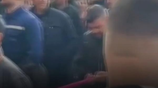 sute de mineri protesteaza la sediul complexului energetic oltenia din targu jiu 1 500 de angajati raman curand fara loc de munca