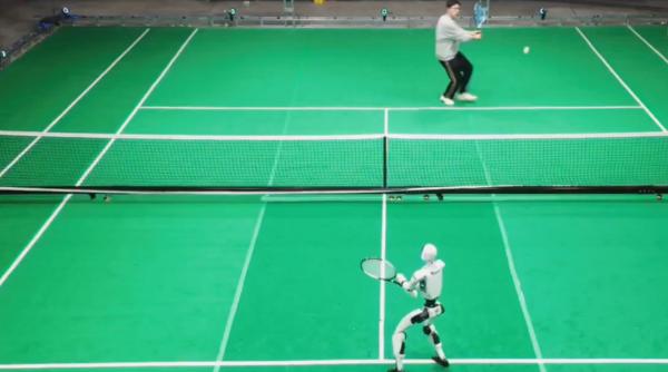 VIDEO. În premieră mondială, un robot umanoid returnează mingile cu 96% rată de succes, într-un „meci” de tenis cu un jucător uman