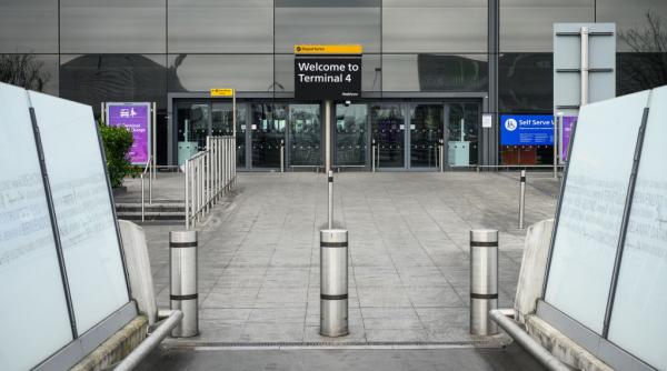 zborurile de pe aeroportul heathrow din londra s au redus cu o treime din cauza razboiului din iran