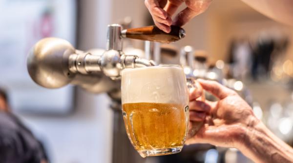 bere calda in baruri ca sa fie factura mai mica indignare in marea britanie dupa o propunere bizara a ministrului energiei