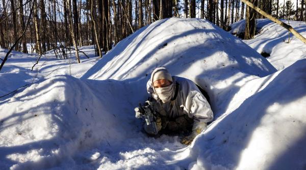Cazemata din zăpadă: „arma secretă” folosită de militarii de elită ai Norvegiei pentru a se ascunde de dronele moderne