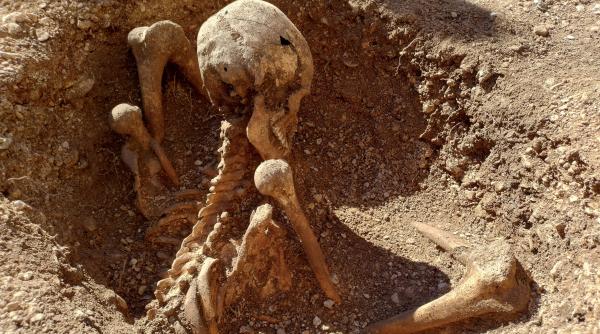 Copiii de la o școală din Franța au făcut o descoperire macabră: îngropat lângă locul de joacă au găsit un schelet așezat vertical