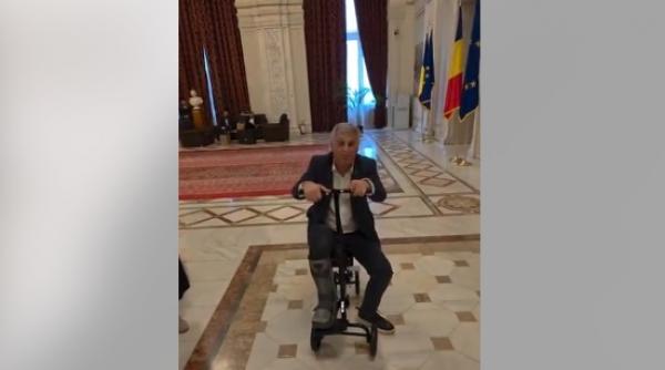 Deputatul PSD Daniel Zamfir, ironizat de USR, după ce a venit în Parlament cu trotinetă ortopedică