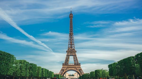 O nouă atracție turistică la Turnul Eiffel: Vizitatorii pot traversa un pod suspendat din plasă, la 60 de metri înălțime