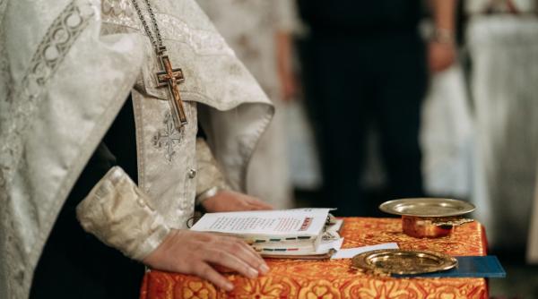 Patriarhia Română avertizează credincioșii: BOR nu practică „dezlegări” sau „vrăjitorii”. Atenție la conturile care cer bani în online