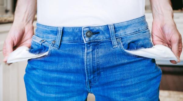 peste jumatate dintre romani sar peste mese din cauza banilor cati au ratat intalniri pentru ca nu si au permis un loc la masa