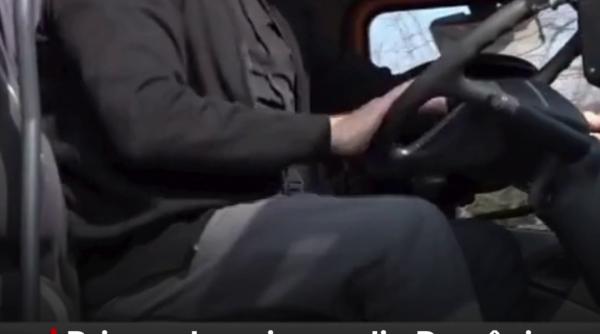 primarul unui oras din romania face economie conducand personal utilajele de curatenie dupa program