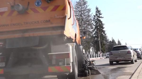 primarul unui oras din romania face economie conducand personal utilajele de curatenie dupa program da un exemplu celorlalti