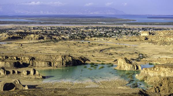 Qeshm, paradisul turistic unde Iranul și-a ascuns rachetele sub păduri de mangrove, peșteri de sare și ape turcoaz