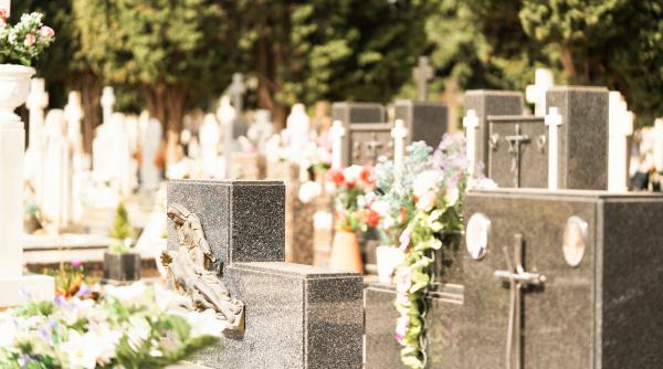 „A ajuns cimitirul spaţiu de recreere": Orașul din România unde tinerii dintr-un cartier își petrec timpul liber printre morminte
