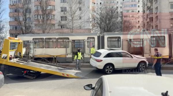 Accident grav cu victime, în București: O mașină a izbit un refugiu, a rănit trei călători și a lovit tramvaiul oprit în stație