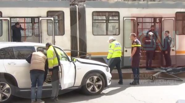 accident grav cu victime in bucuresti o masina a izbit un refugiu a ranit trei calatori si a lovit tramvaiul oprit in statie
