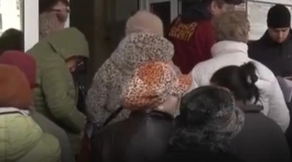 cozi uriase la taxe si impozite sute de oameni stau la rand de ore intregi