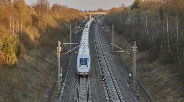 De la București la Cluj în două ore jumătate. Guvernul a comandat un studiu pentru un tren de mare viteză în România