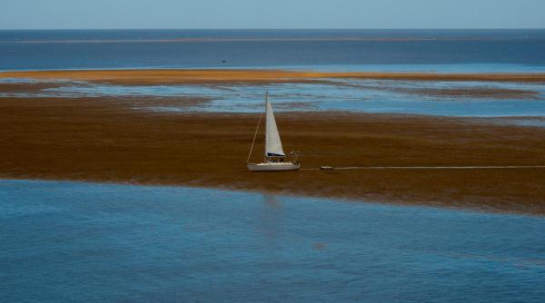 exista o mare pe terra care nu atinge niciodata uscatul asta pentru ca nu are tarm