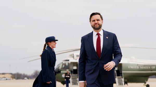 JD Vance le spune americanilor că „aliații suferă mai mult” decât ei din cauza prețurilor mari la combustibili