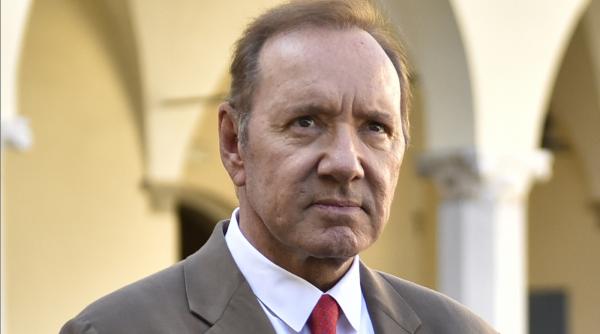 Kevin Spacey a încheiat o înțelegere cu trei bărbați care l-au acuzat de agresiune sexuală. Procesul civil intentat a fost suspendat