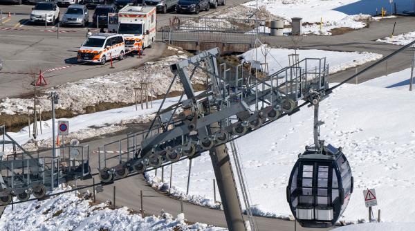 momentul in care o gondola se prabuseste in zapada pe munte intr o statiune de schi din elvetia unicul pasager a murit pe loc