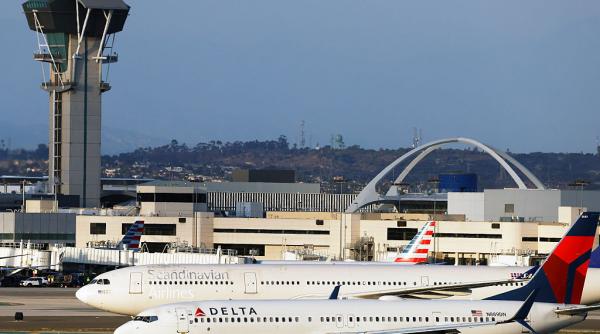 prima companie aeriana mare a europei care anuleaza zboruri din cauza cresterii explozive a preturilor la petrol sute de curse anulate