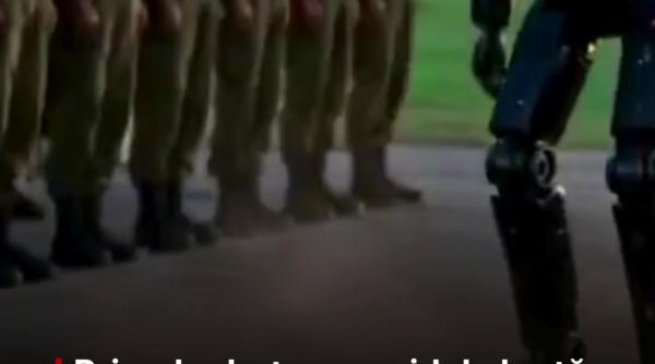 primul robot umanoid de lupta a ajuns pe frontul din ucraina poate folosi arme ca un soldat adevarat