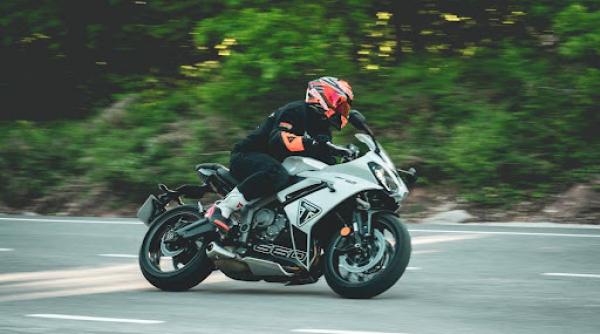 Ce motocicletă sport se recomandă pentru începători în 2026? 6 alegeri perfecte pentru riderii urbani