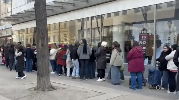 coada uriasa la deschiderea primului magazin care ofera 1 000 de pungi cu suveniruri si un card de 334 de euro in viena